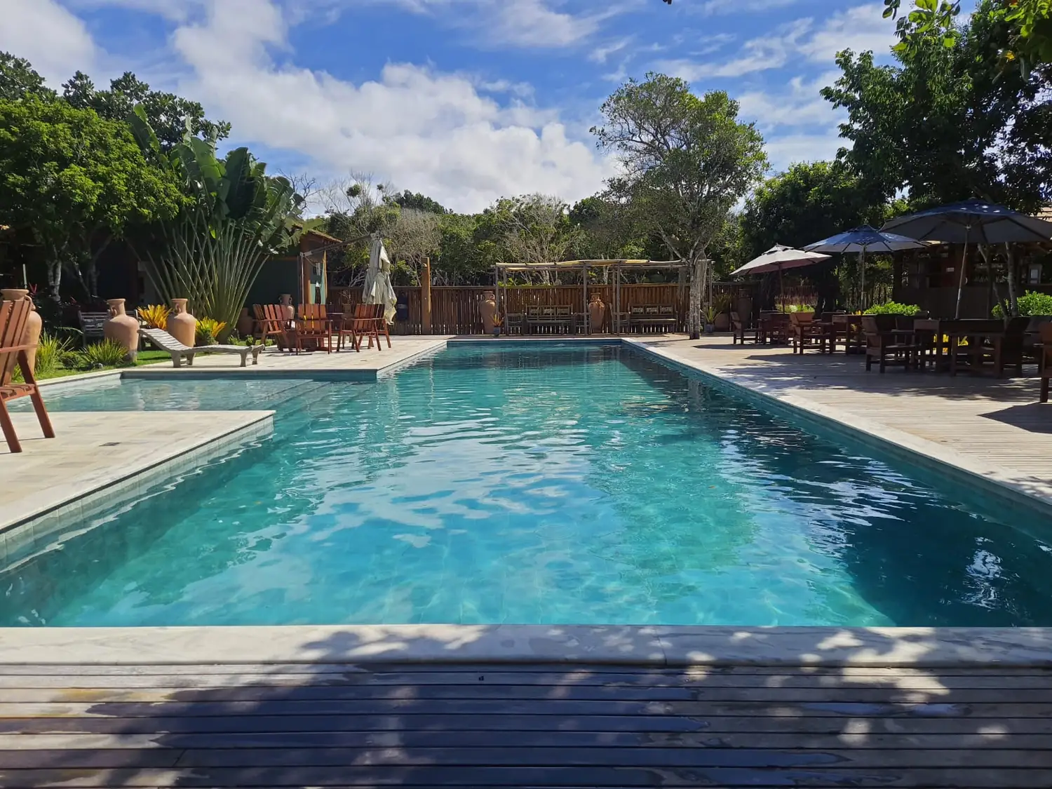 A piscina do beach clube do condomínio