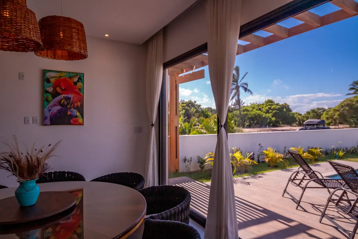 Vista da sala para a área externa da casa