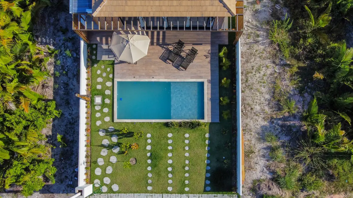 O deck e a piscina do alto