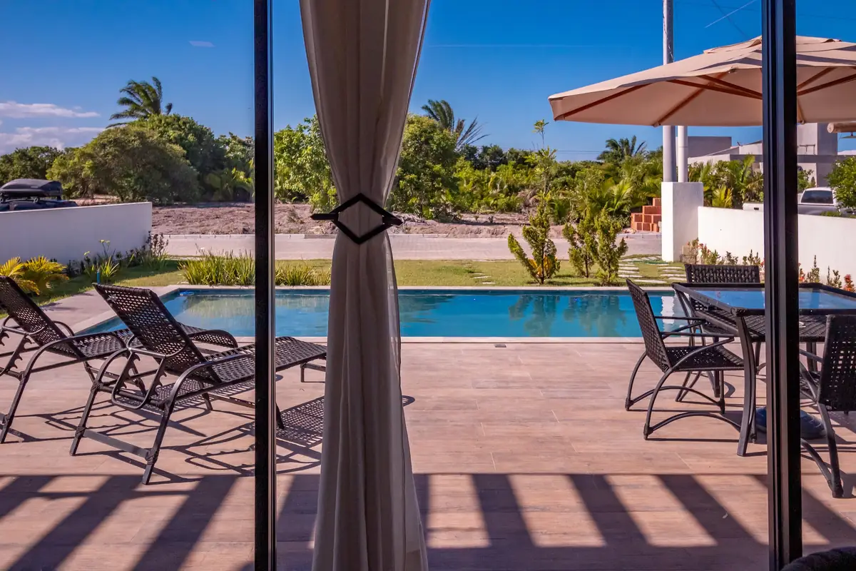 Da sala direto para a piscina