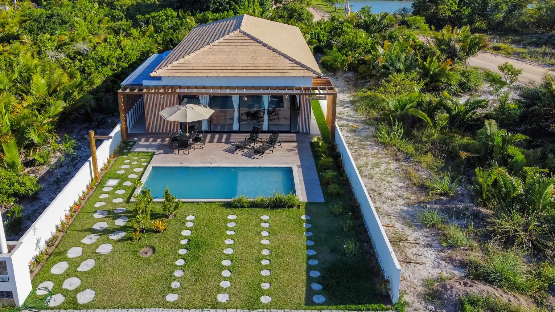 Vista aérea da Casa Varanda com a piscina e o gramado