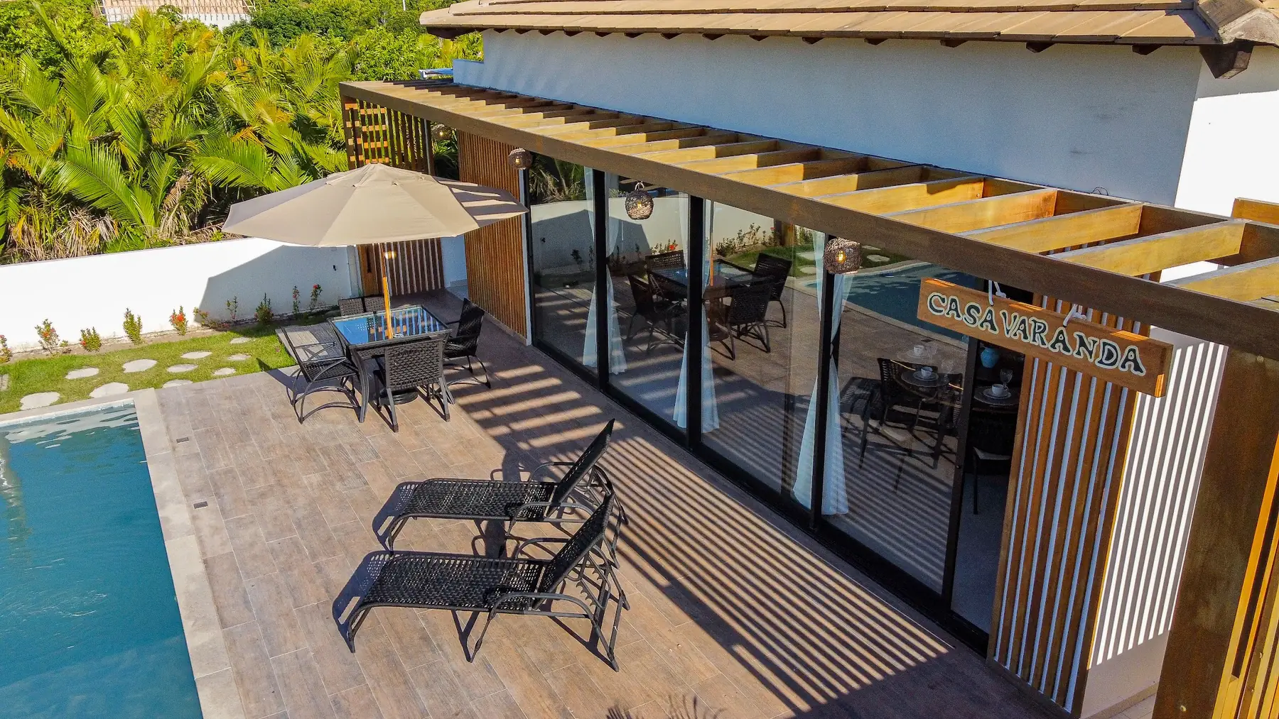 Área gourmet e piscina da casa ao entardecer