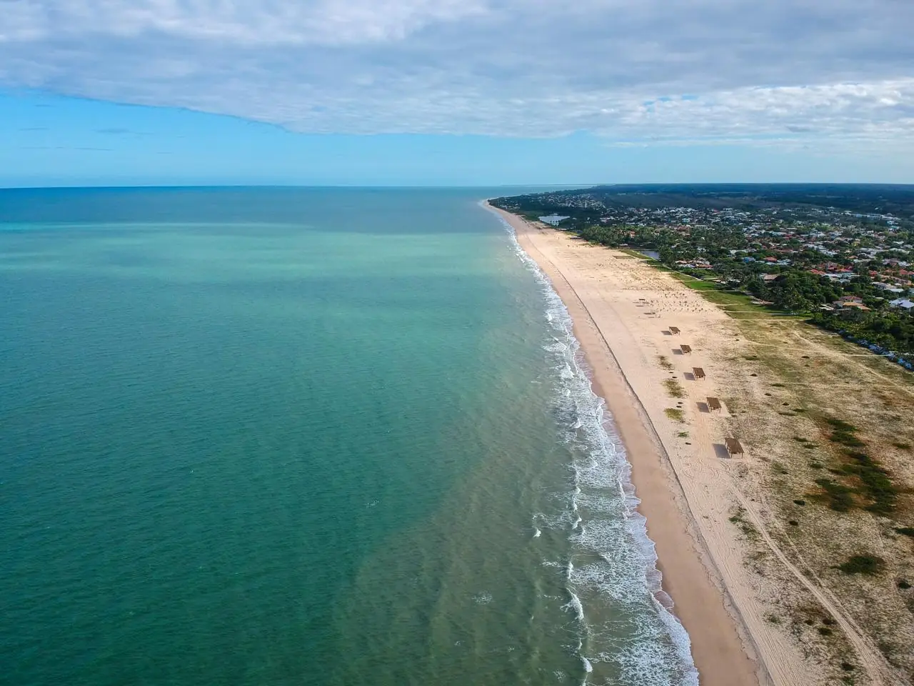 A faixa de praia em frente ao condomínio, vista do alto