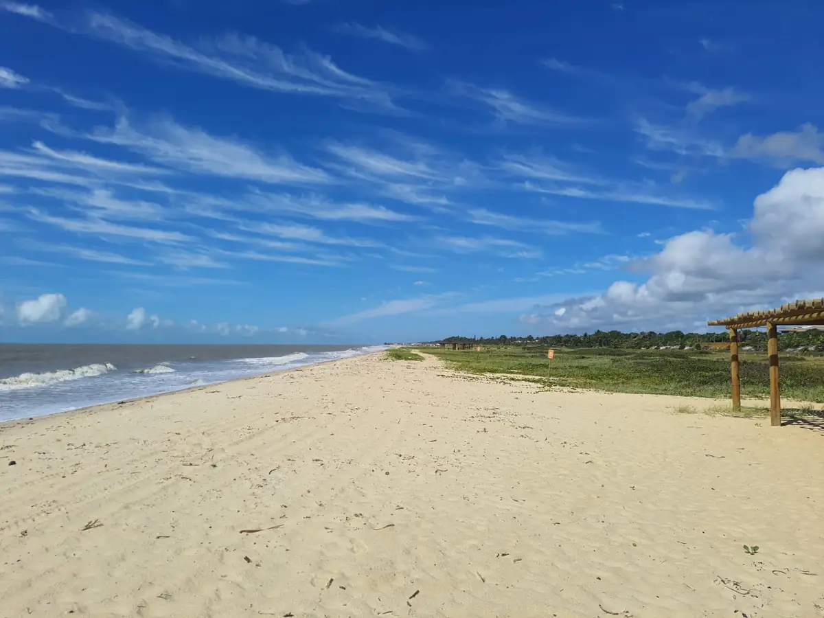 Praia larga e quase sempre vazia