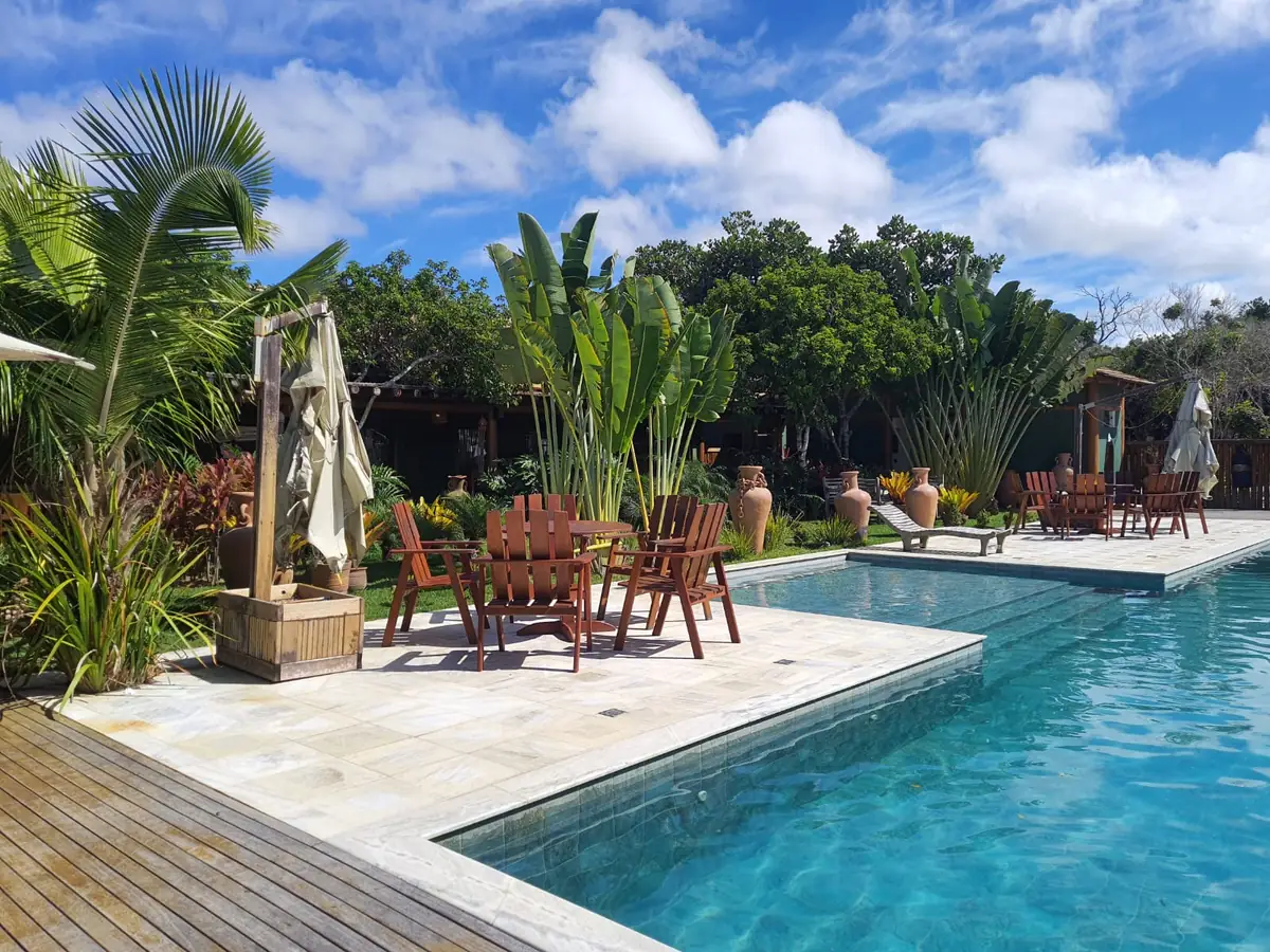 Deck e mesas do beach clube