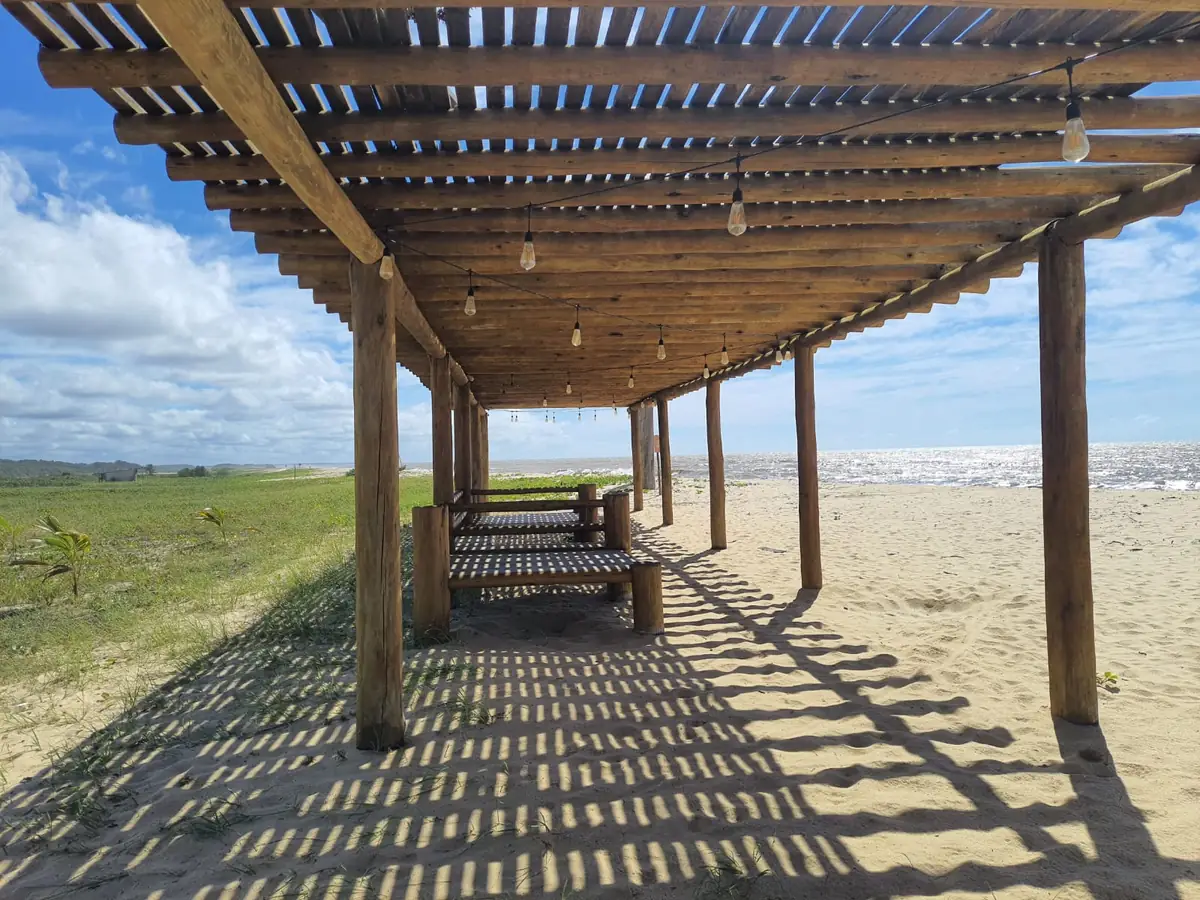O pergolado de acesso à areia