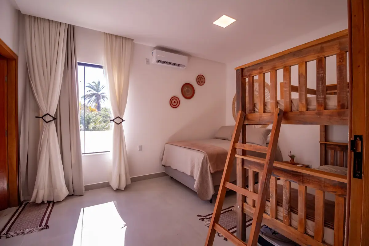 Quarto claro com beliche